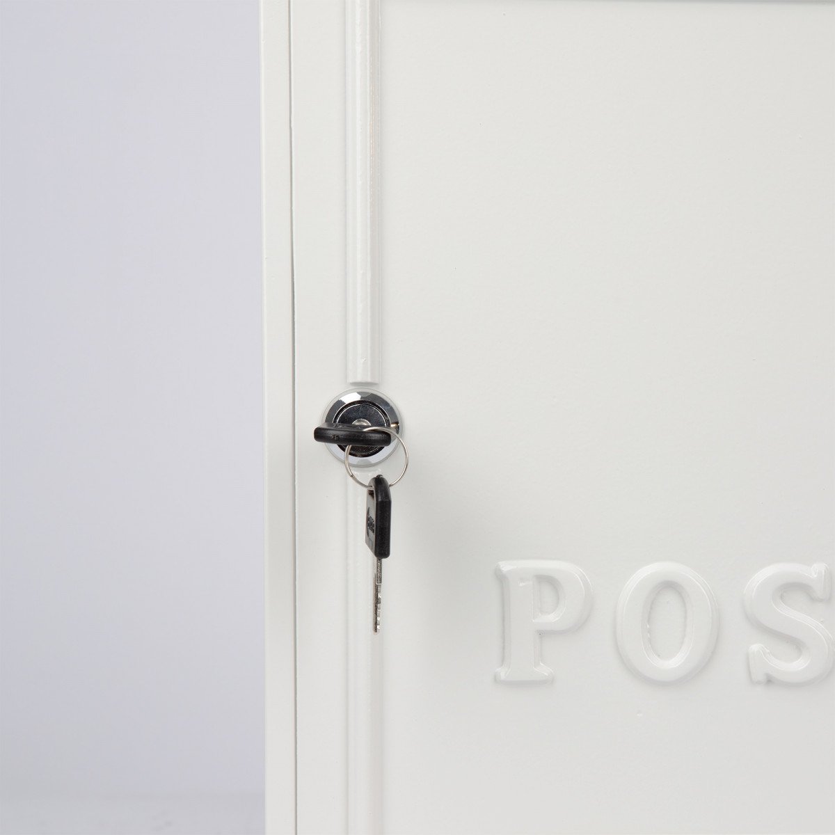 B6 Briefkasten aus Aluminium in der Farbe Weiß mit Tür und Schloss.