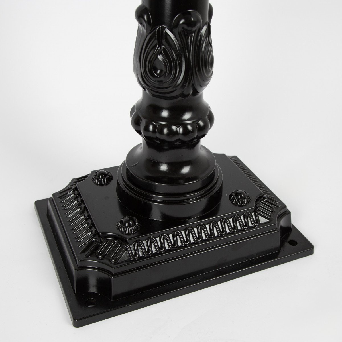 Klassischer freistehender Briefkasten B11 auf Fuß