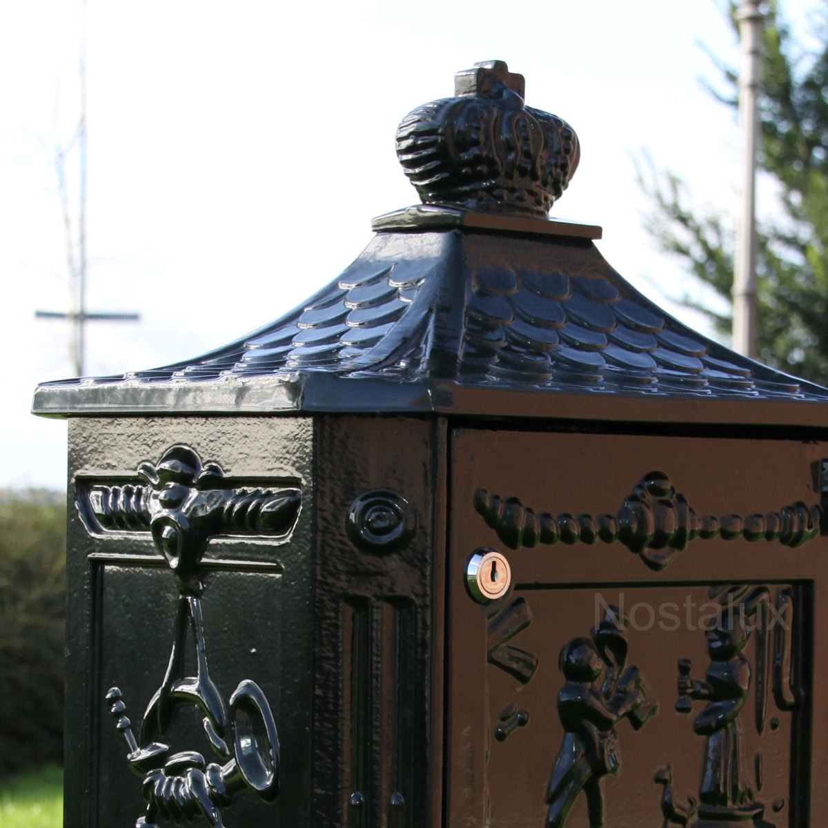 Klassischer freistehender Briefkasten B11 auf Fuß