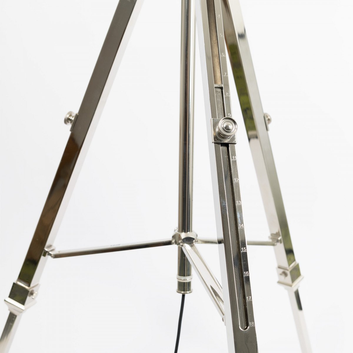 Messinglampe in Antik-Nickel mit E27-Fassung