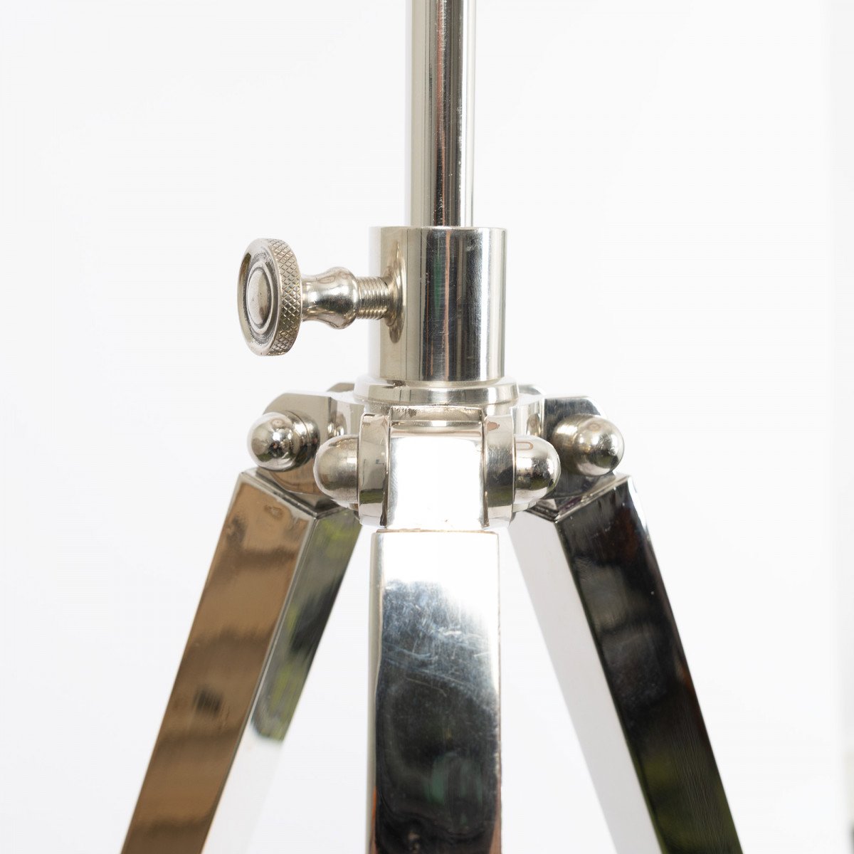 Messinglampe in Antik-Nickel mit E27-Fassung