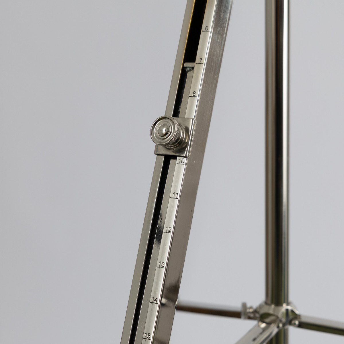 Messinglampe in Antik-Nickel mit E27-Fassung