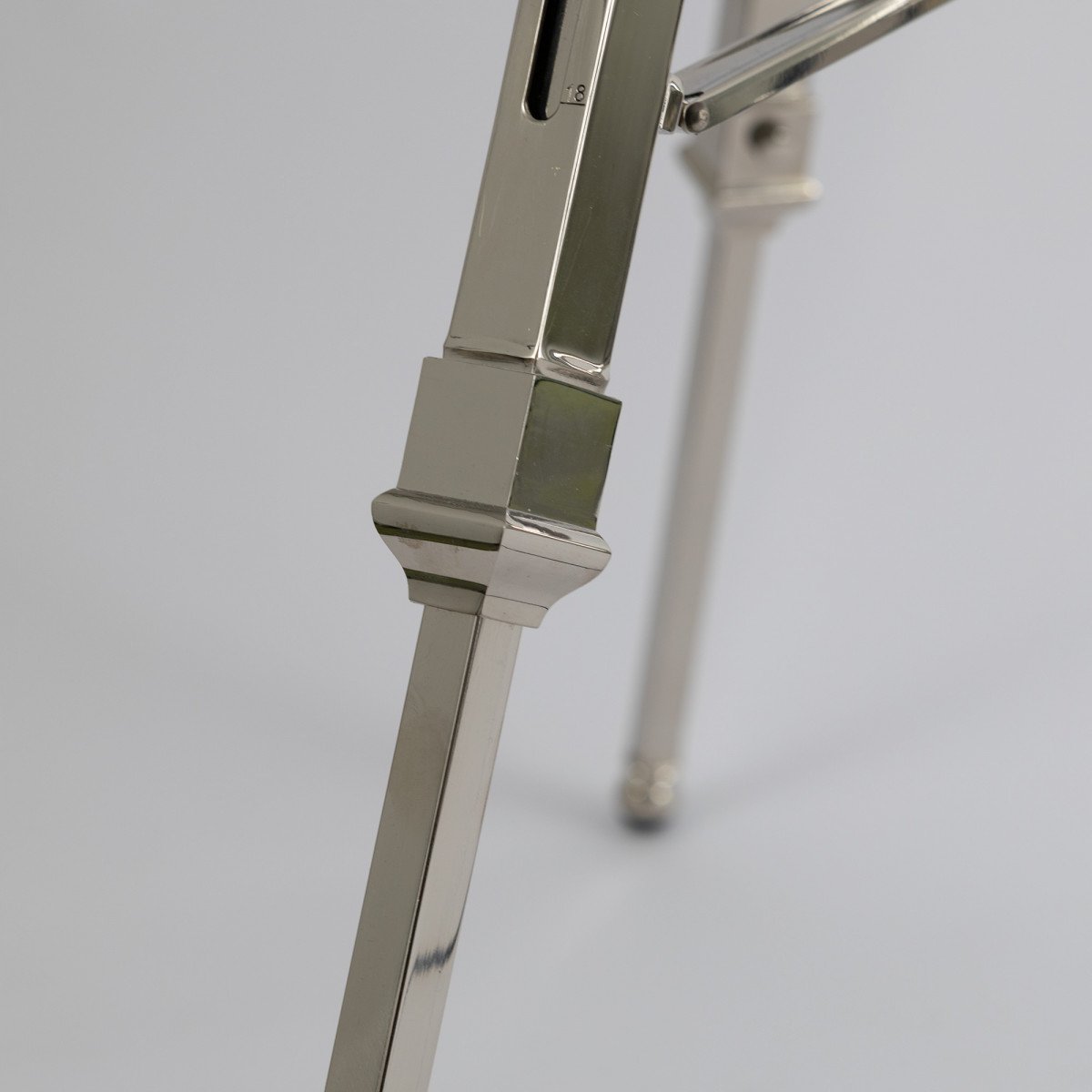 Messinglampe in Antik-Nickel mit E27-Fassung