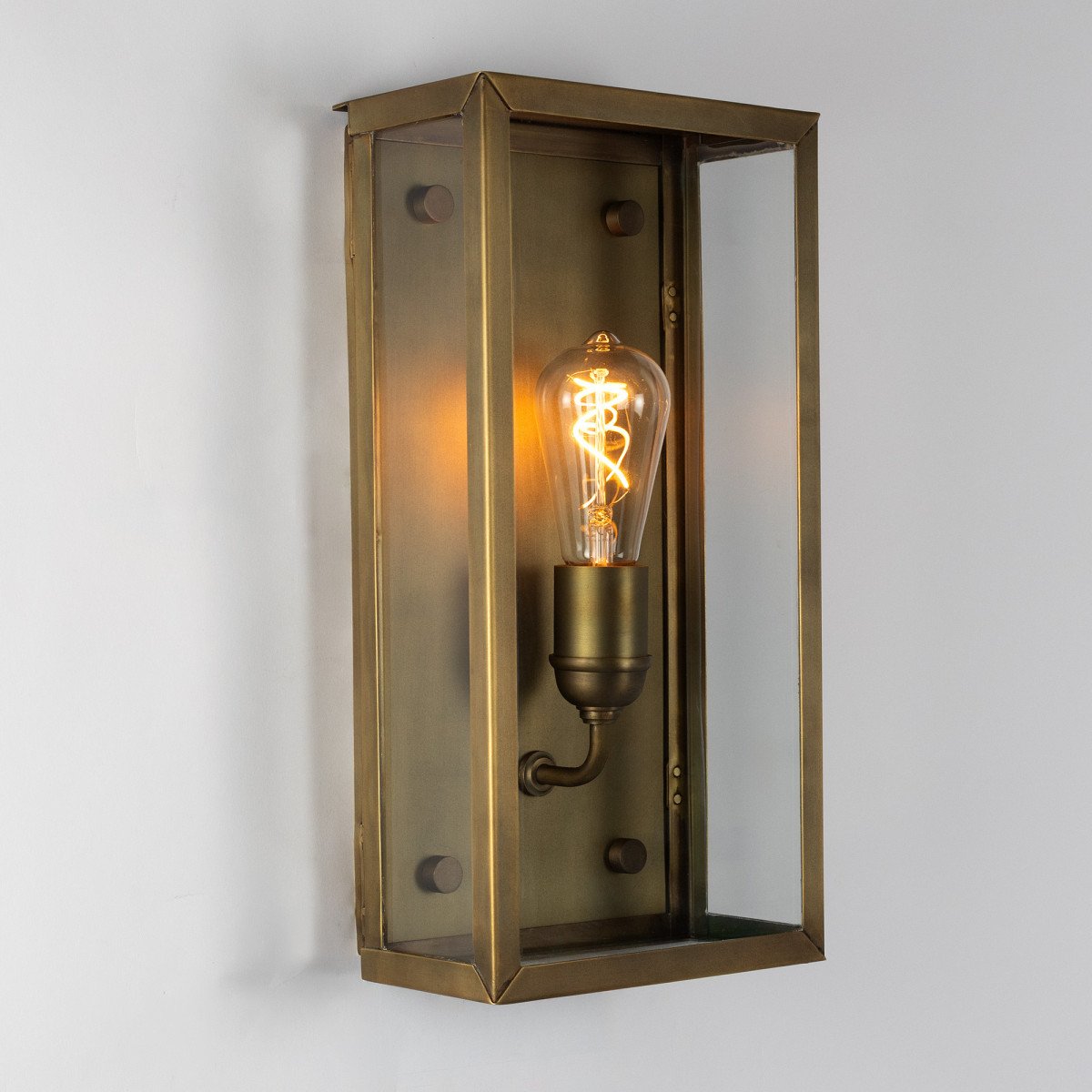 Messinglampe in der Farbe antik messing mit einer E27 Fassung