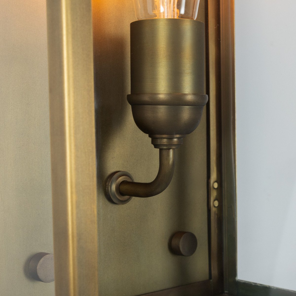 Messinglampe in der Farbe antik messing mit einer E27 Fassung