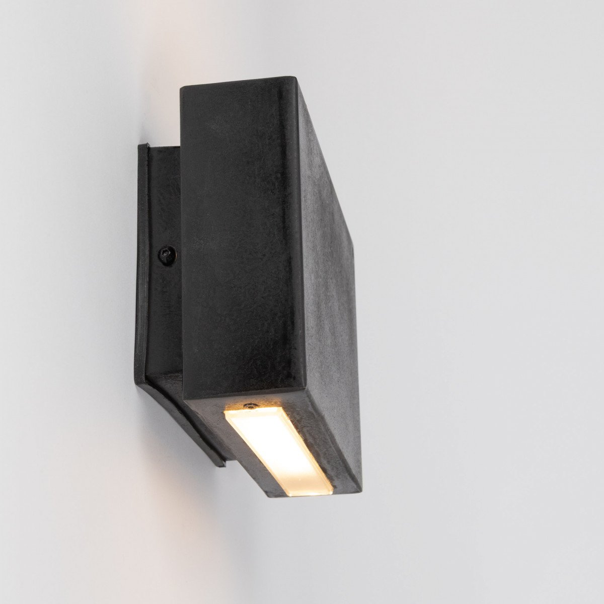 Messinglampe in antikem Schwarz mit E27-Fassung
