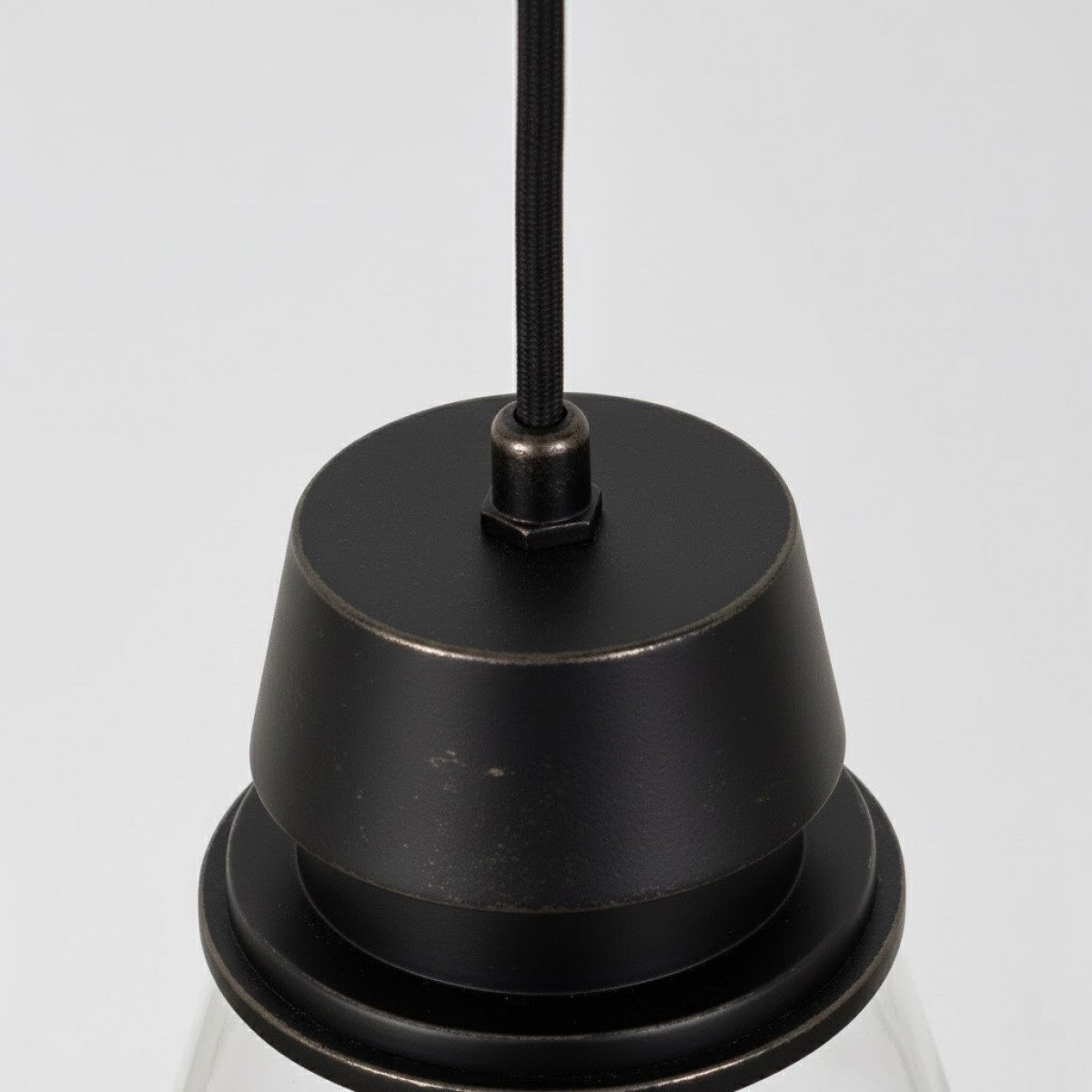 Messinglampe in antikschwarzer Farbe mit E14-Fassung