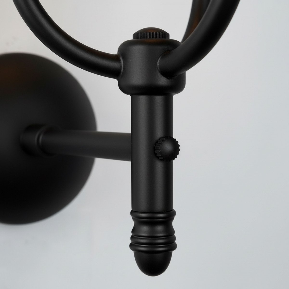 Messingleuchte in der Farbe Antik Schwarz mit einer E27 Fassung