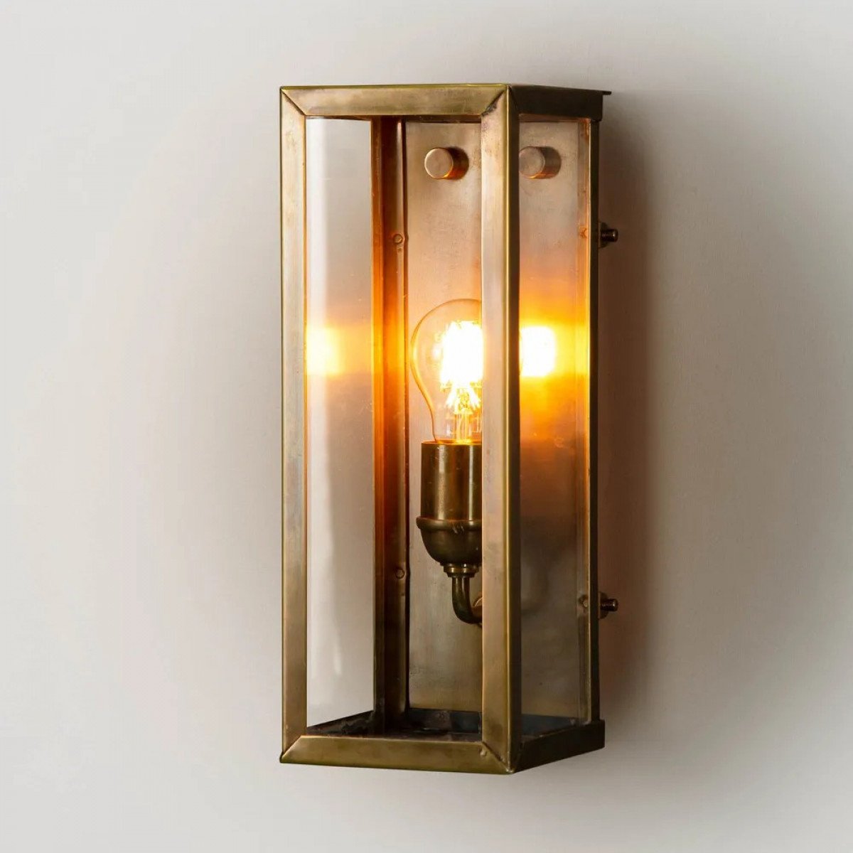 Messinglampe in der Farbe antik messing mit einer E27 Fassung