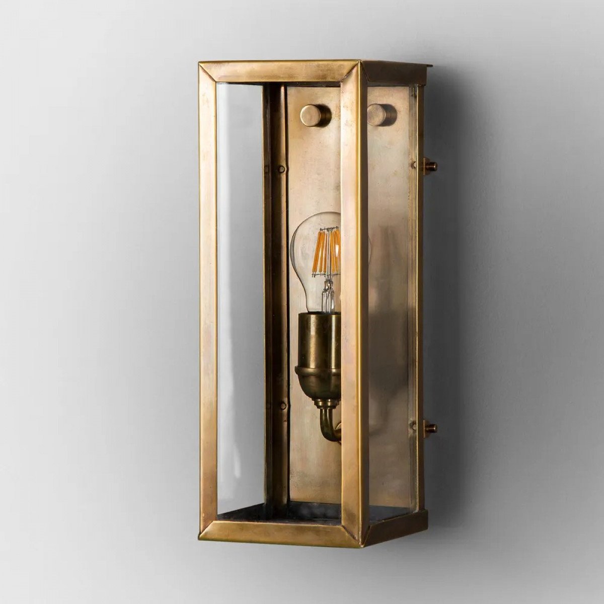 Messinglampe in der Farbe antik messing mit einer E27 Fassung