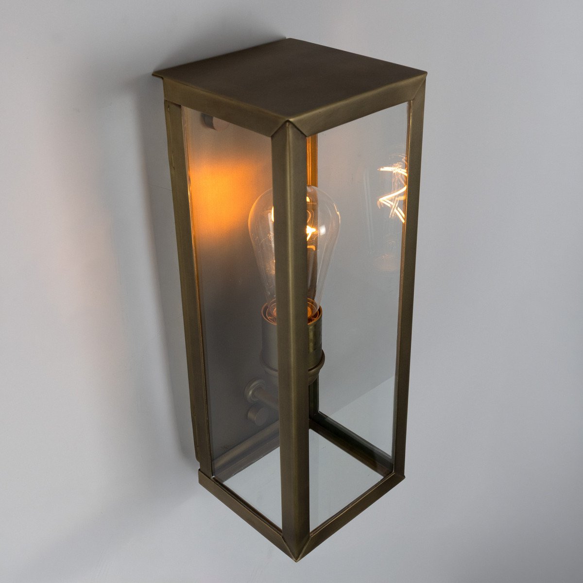 Messinglampe in der Farbe antik messing mit einer E27 Fassung