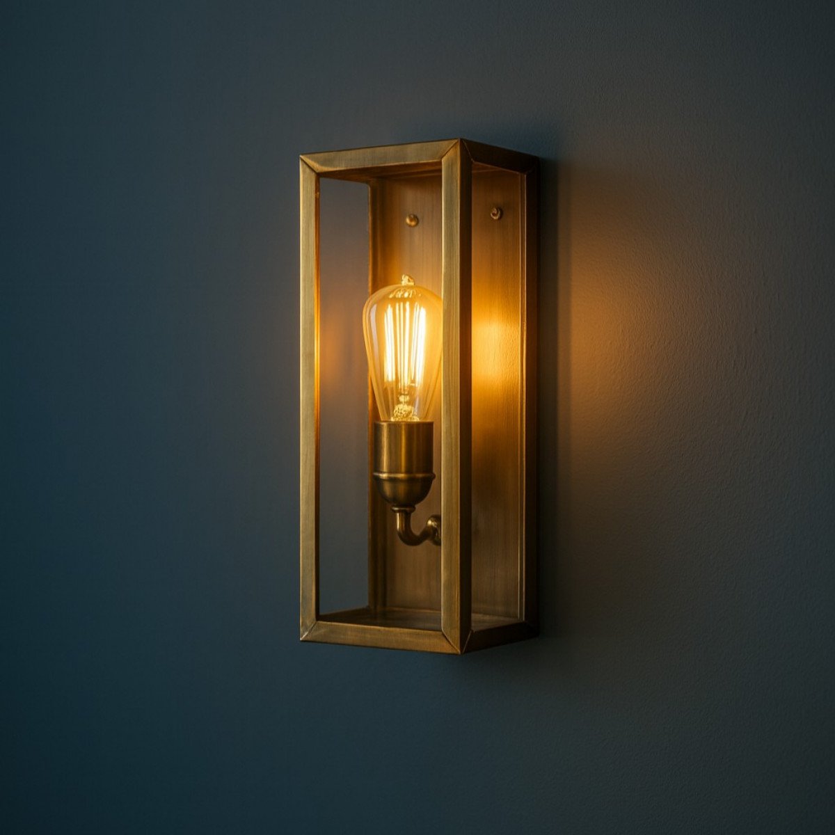 Messinglampe in der Farbe antik messing mit einer E27 Fassung