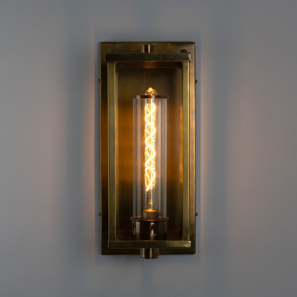 Außenleuchte aus Kupfer in Form einer Laterne mit antik silberner Oberfläche für die Wandmontage.