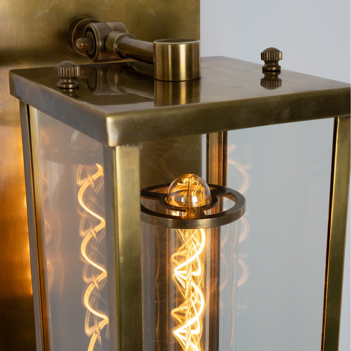 Außenleuchte aus Kupfer in Form einer Laterne mit antik silberner Oberfläche für die Wandmontage.