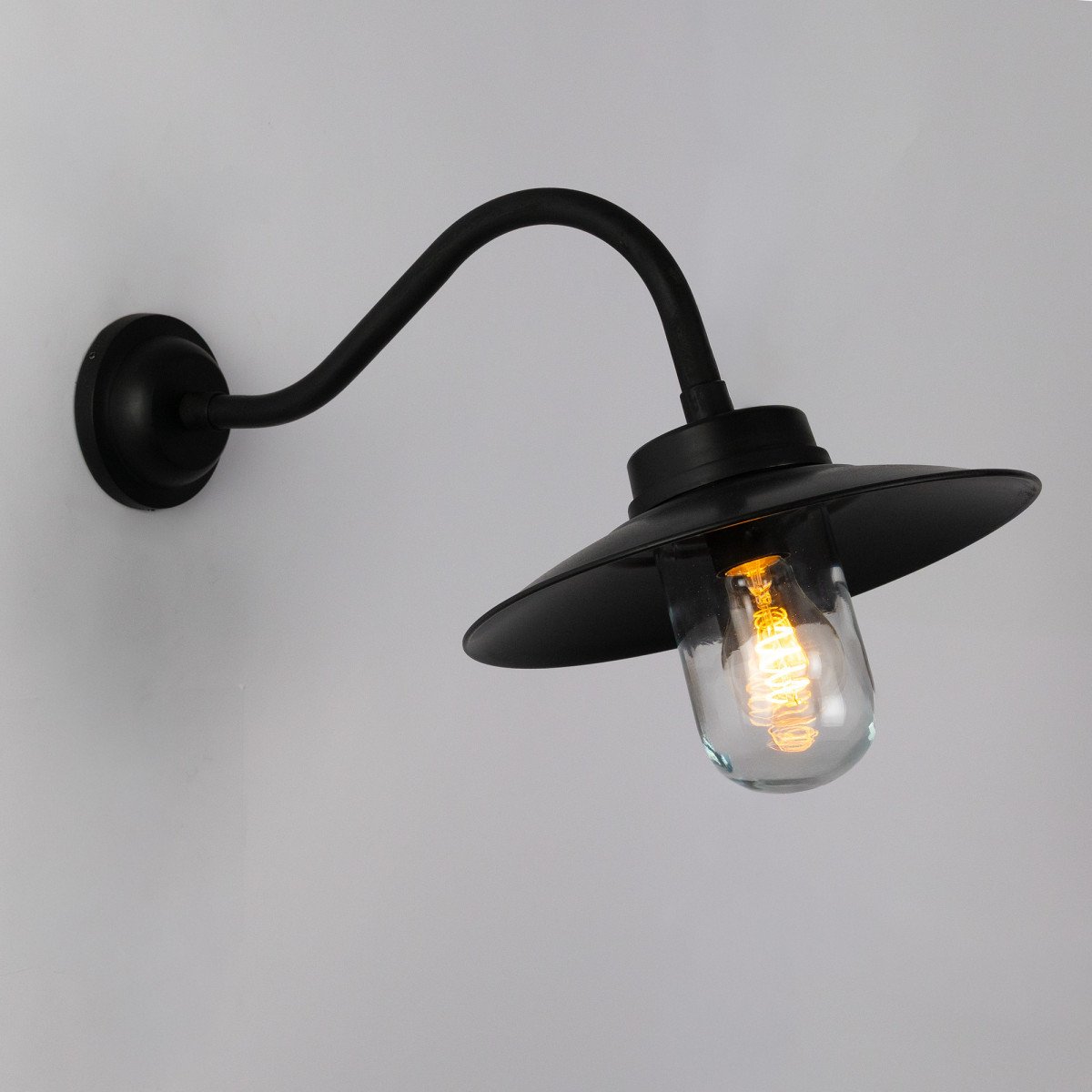 Messing-Lampe in der Farbe antik schwarz mit einem E27-Fassung