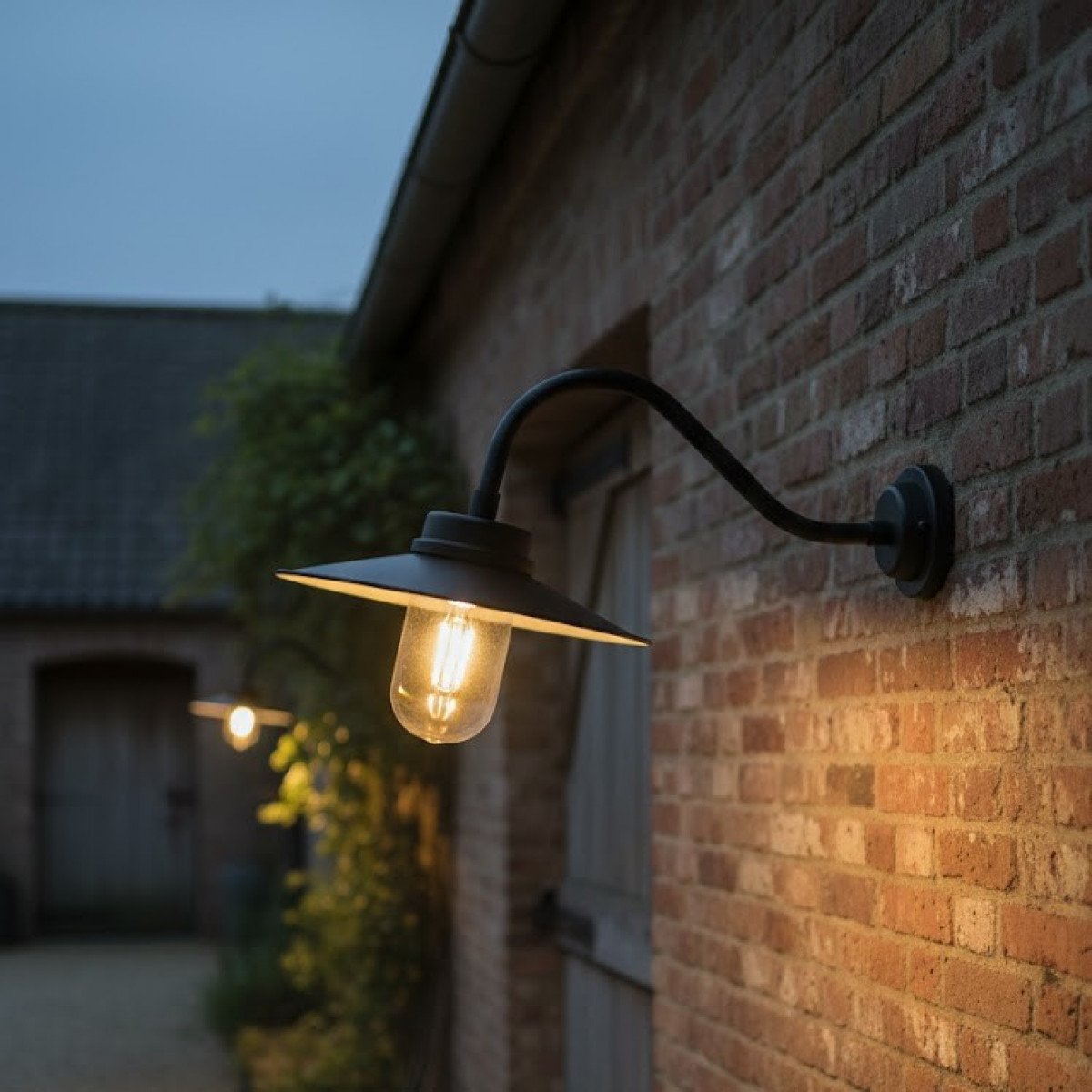 Messing-Lampe in der Farbe antik schwarz mit einem E27-Fassung