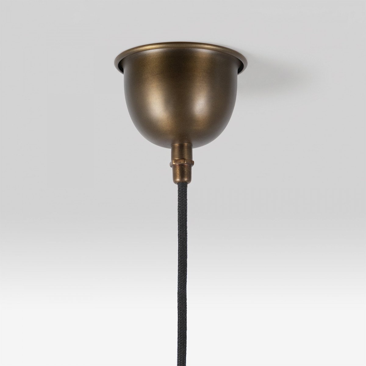 Messinglampe in der Farbe Antikmessing mit einer E27-Fassung