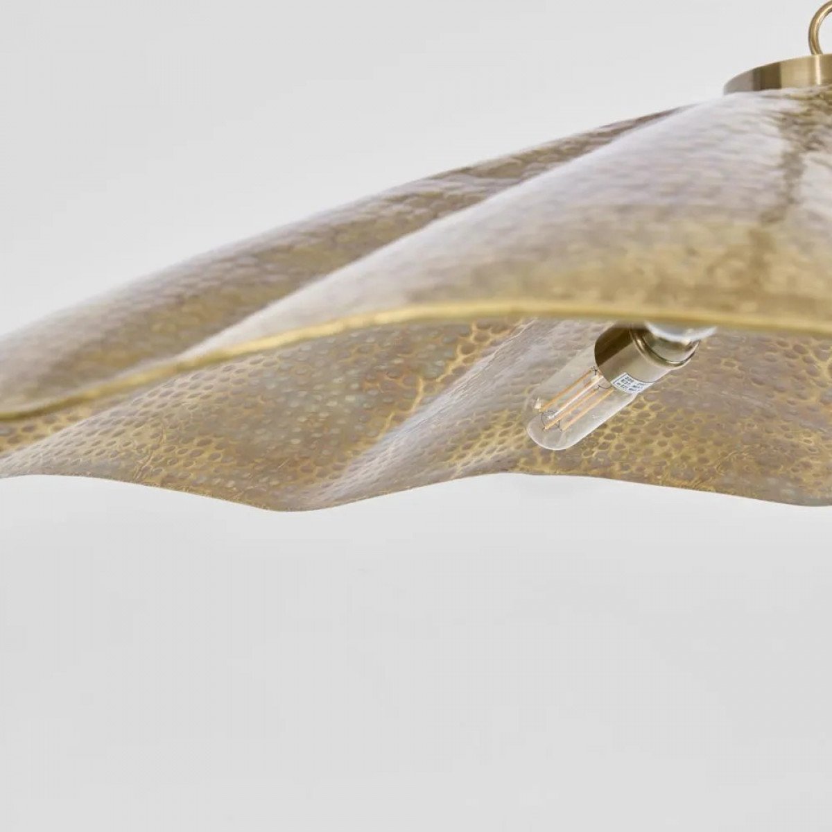 Messinglampe in der Farbe Antikmessing mit einer E27-Fassung