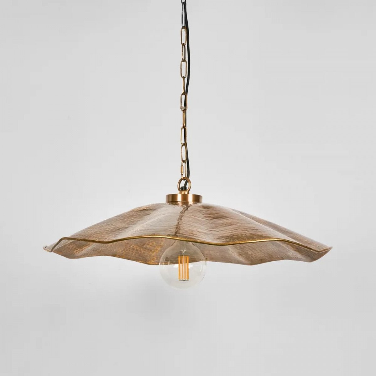 Messinglampe in der Farbe Antikmessing mit einer E27-Fassung