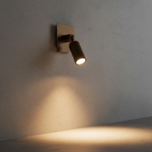 Messinglampe in der Farbe Antikmessing mit einer E27-Fassung