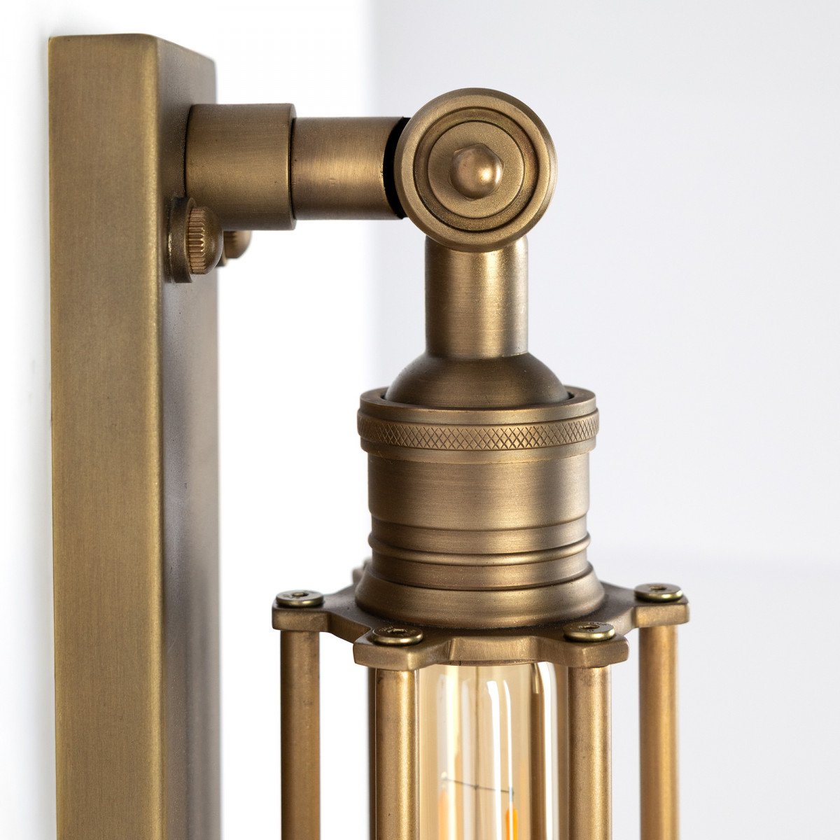 Messinglampe in der Farbe antik Messing mit einer E27-Fassung