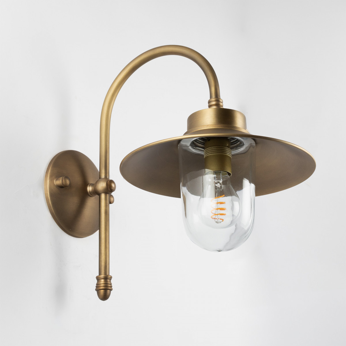 Messingleuchte in der Farbe Antik Messing mit einer E27 Fassung