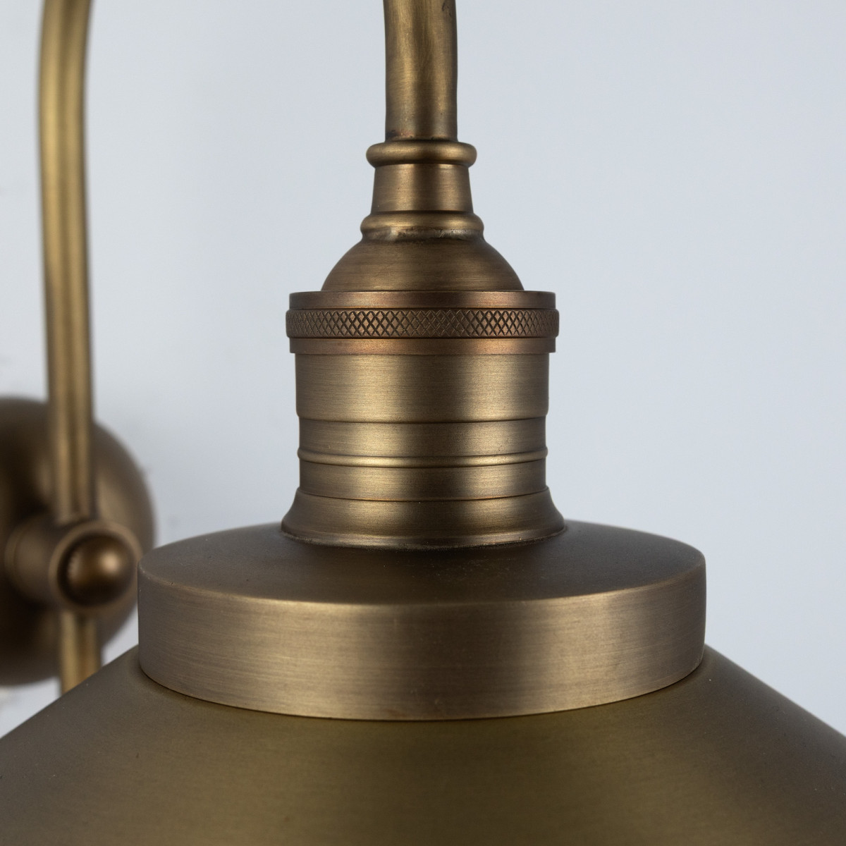 Messingleuchte in der Farbe Antik Messing mit einer E27 Fassung