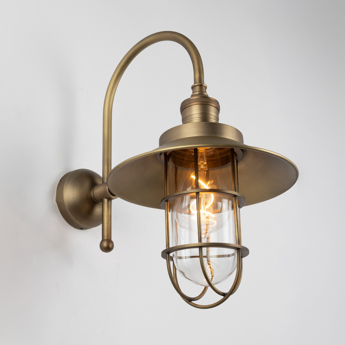 Messingleuchte in der Farbe Antik Messing mit einer E27 Fassung