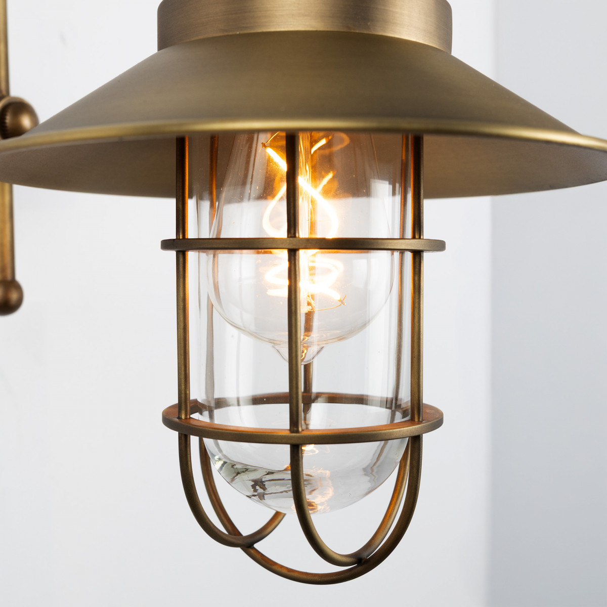 Messingleuchte in der Farbe Antik Messing mit einer E27 Fassung