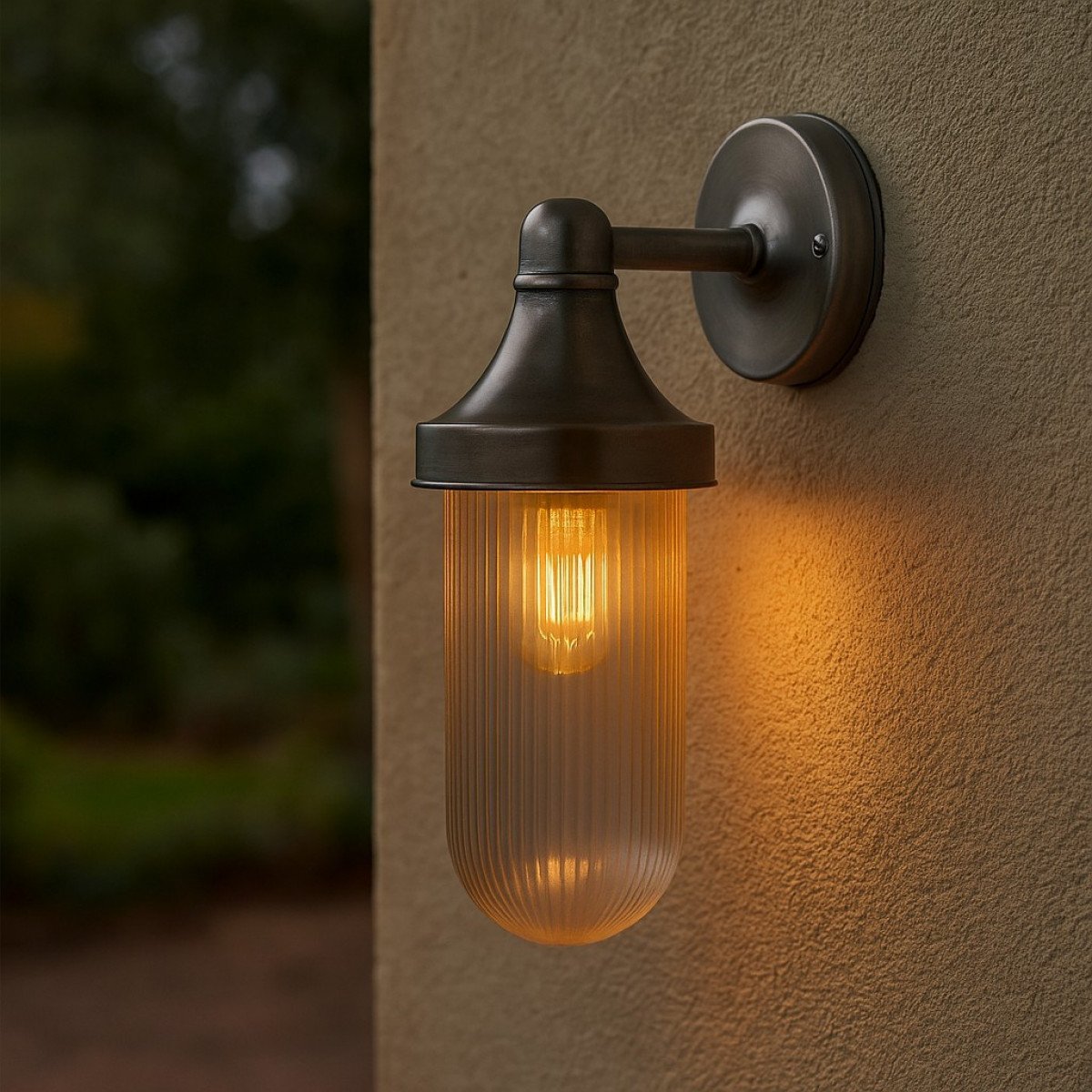 Messinglampe in der Farbe Antik Silber mit einem E27 Leuchtmittel-Fassung