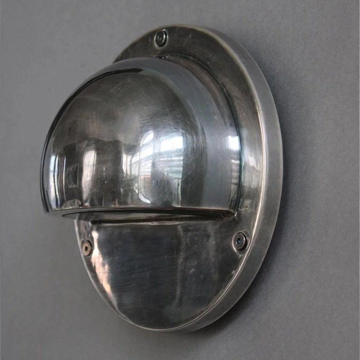 Messinglampe in Antiksilber mit einer G9-Fassung