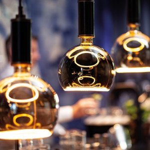 Dekorations-LED-Lampe exklusiv mit einem LED-Ring an der Unterseite in der Farbe rauchgrau von der Marke segula bestückt Dekorations-LED-Lampe exklusiv mit einem LED-Ring an der Unterseite in der Farbe rauchgrau von der Marke segula bestückt