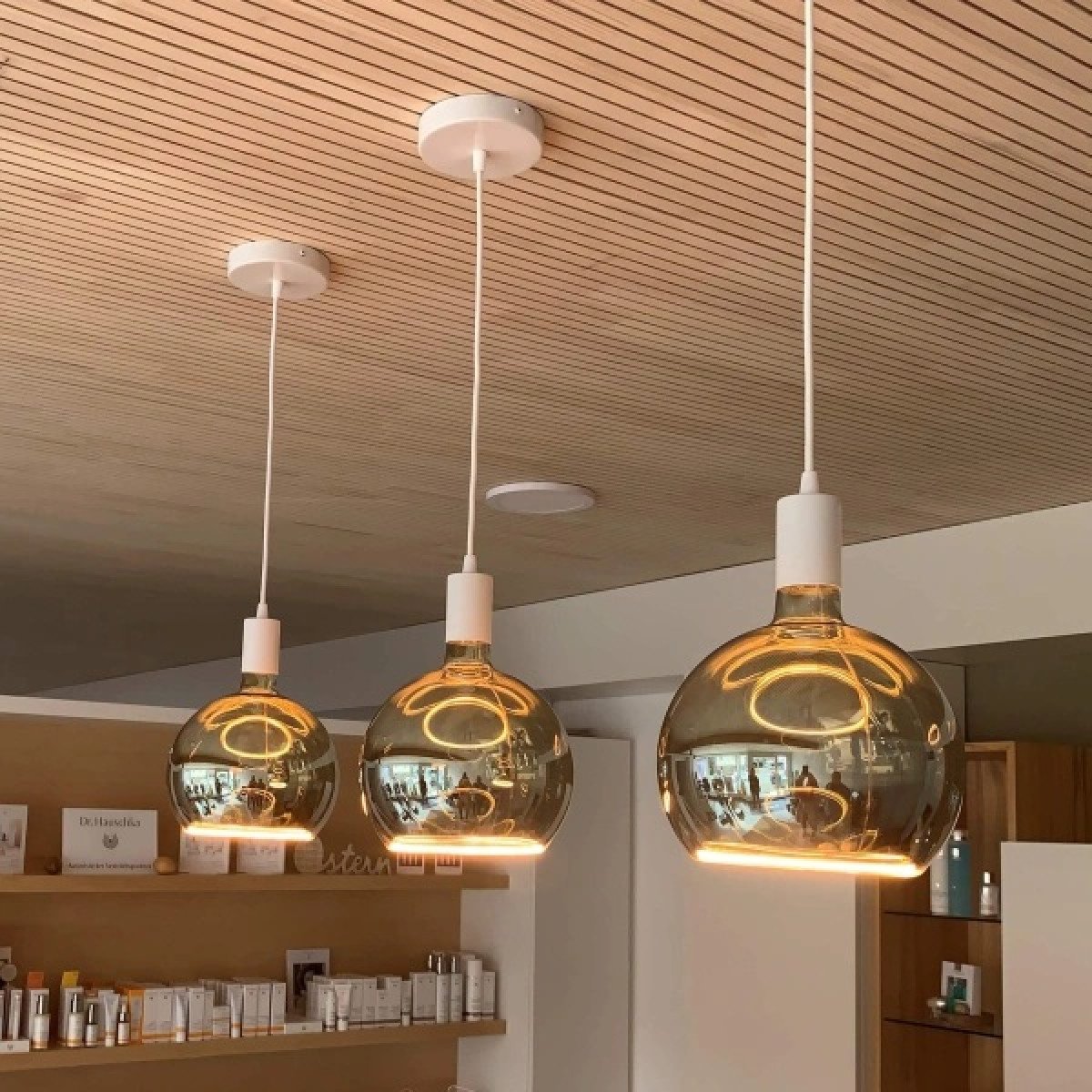 Dekorations-LED-Lampe exklusiv mit einem LED-Ring an der Unterseite in der Farbe rauchgrau von der Marke segula bestückt