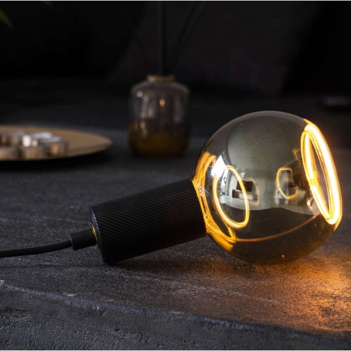 Dekorations-LED-Lampe exklusiv mit einem LED-Ring an der Unterseite in der Farbe rauchgrau von der Marke segula bestückt