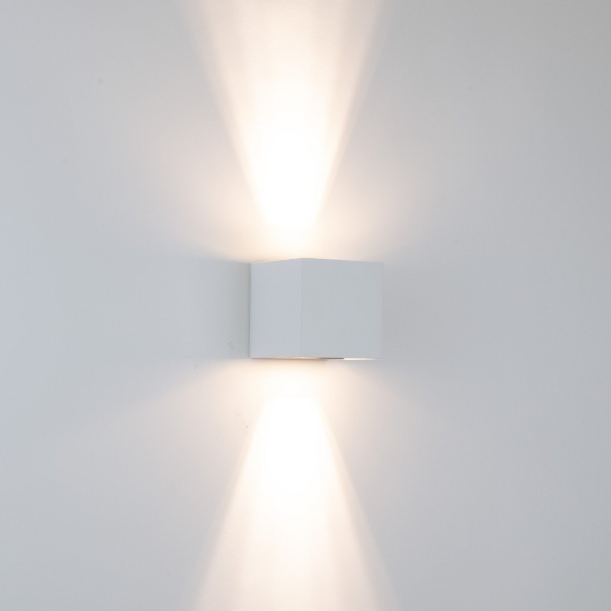 Reach up-and-downlighter Wandleuchte für Innen und Außen mit modernem Design aus Aluminium in der Farbe Weiß