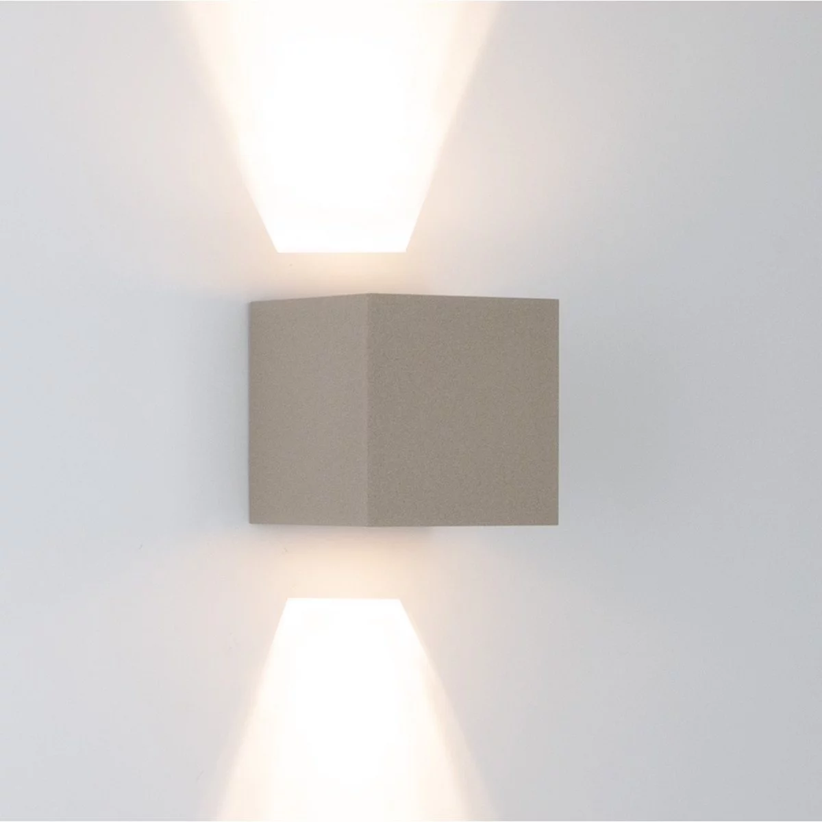 Reach up-and-downlighter Wandleuchte für Innen und Außen mit modernem Design aus Aluminium in der Farbe Champagner
