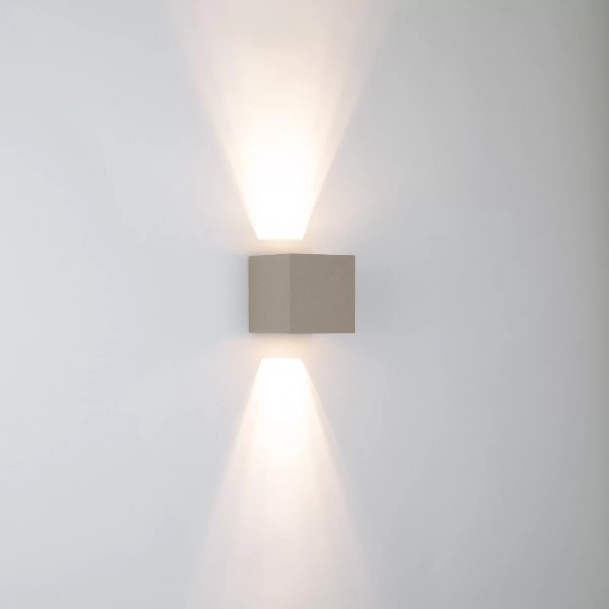 Reach up-and-downlighter Wandleuchte für Innen und Außen mit modernem Design aus Aluminium in der Farbe Champagner