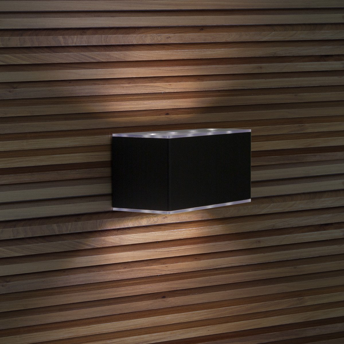 schwarze Solarlampe quadratisch aus Aluminium mit einer LED-Lichtquelle warmweiß oben und unten