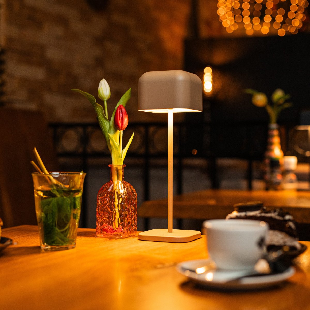 Beige Tischlampe aus Aluminium modern für drinnen und draußen