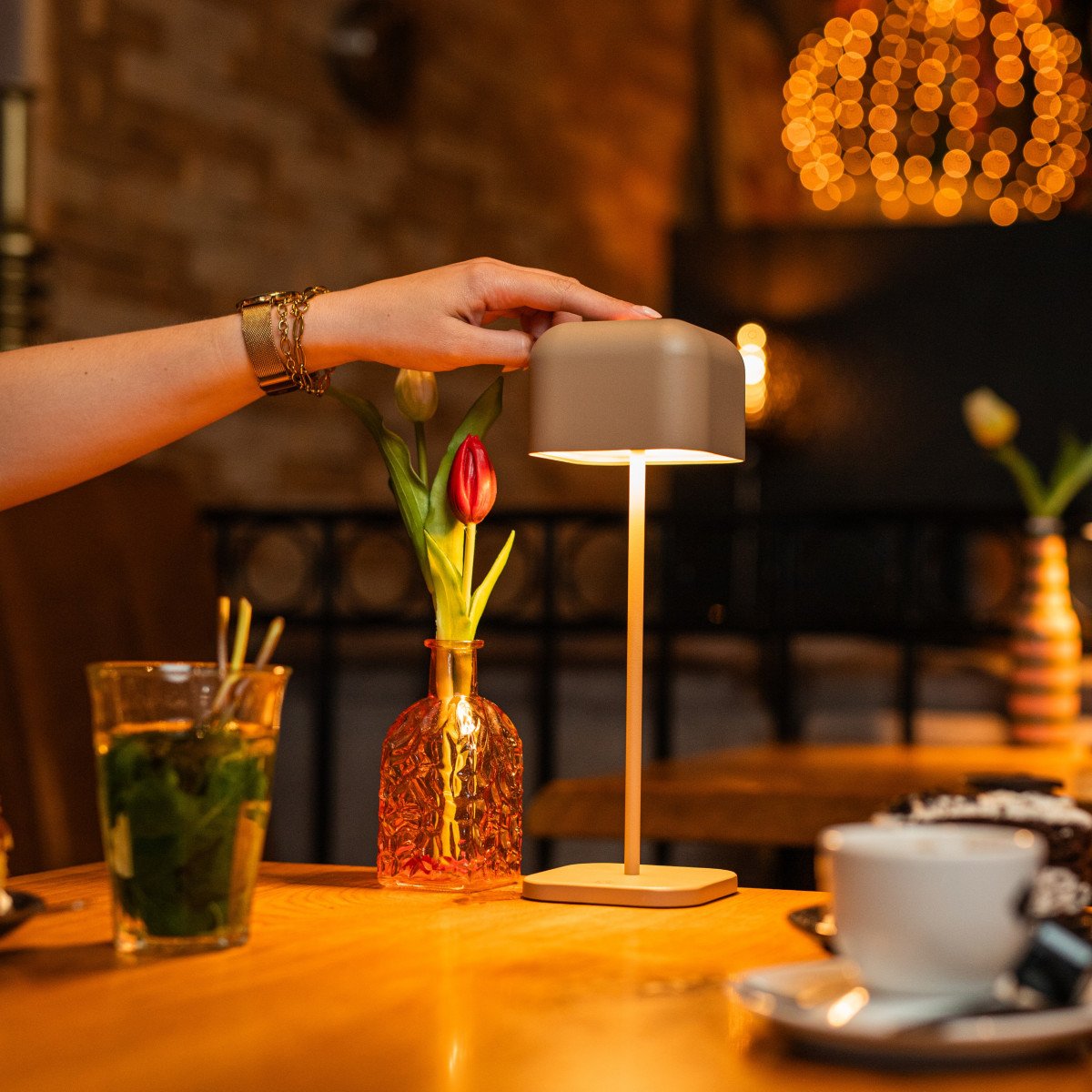 Beige Tischlampe aus Aluminium modern für drinnen und draußen