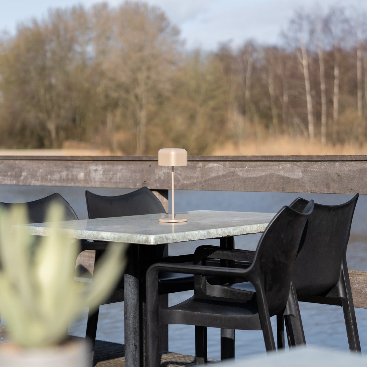 Beige Tischlampe aus Aluminium modern für drinnen und draußen