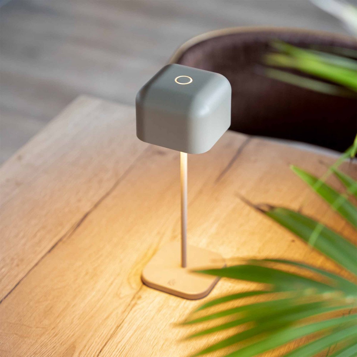 Beige Tischlampe aus Aluminium modern für drinnen und draußen