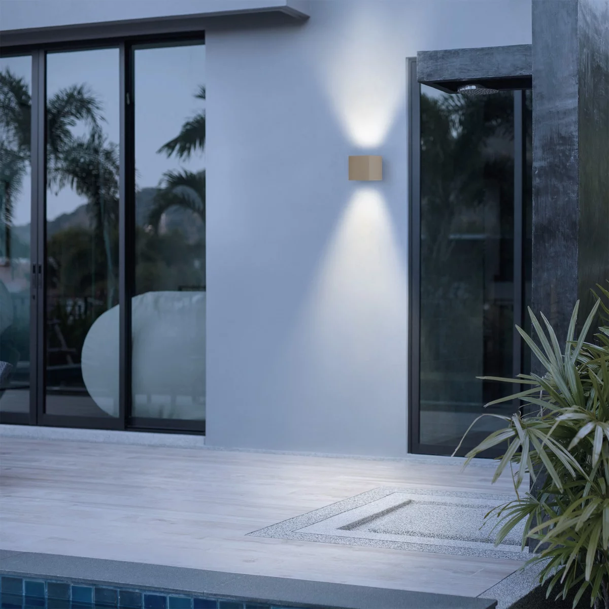 Reach up-and-downlighter Wandleuchte für Innen und Außen mit modernem Design aus Aluminium in der Farbe Champagner