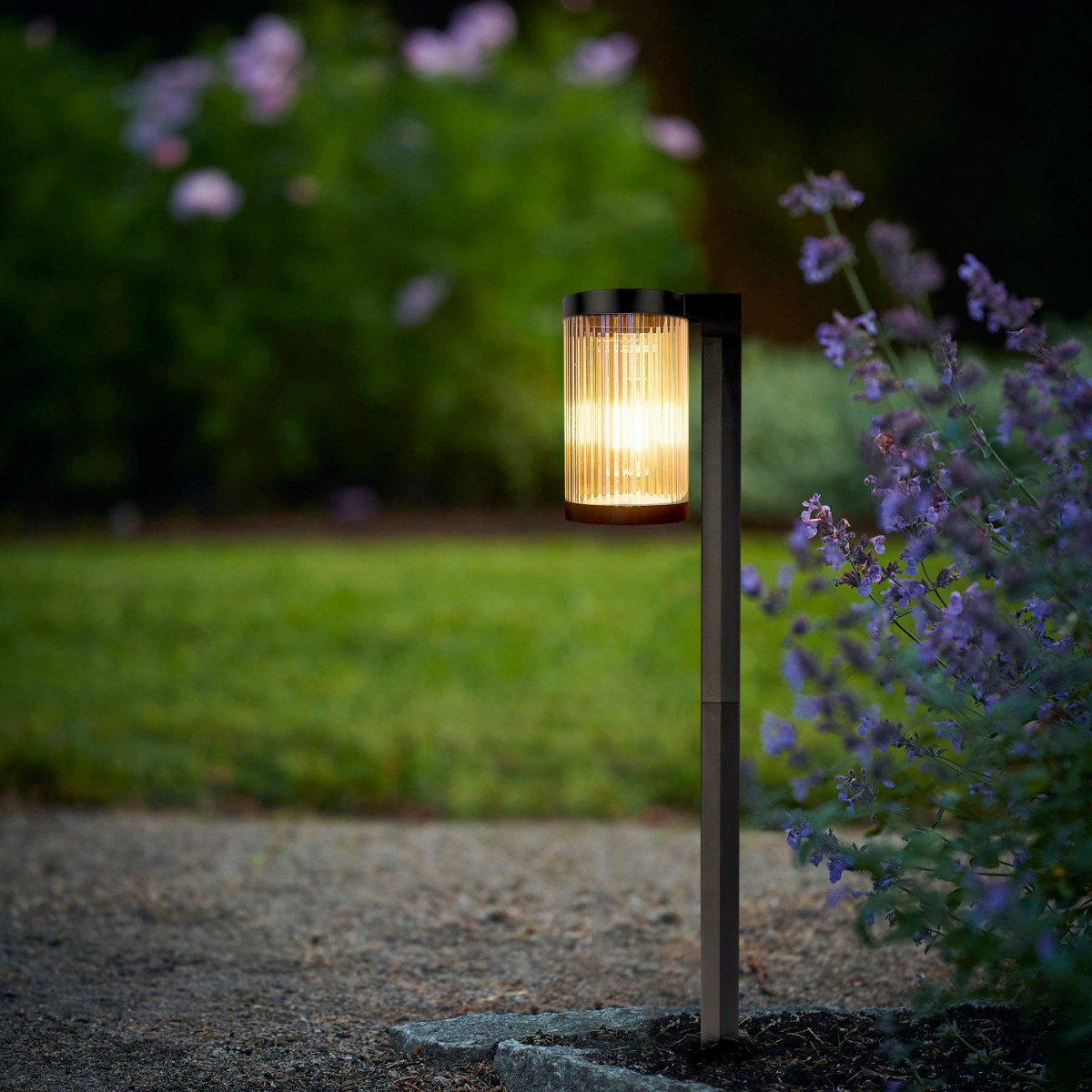 Schwarze LED-Solar-Gartenleuchte mit Erdspieß