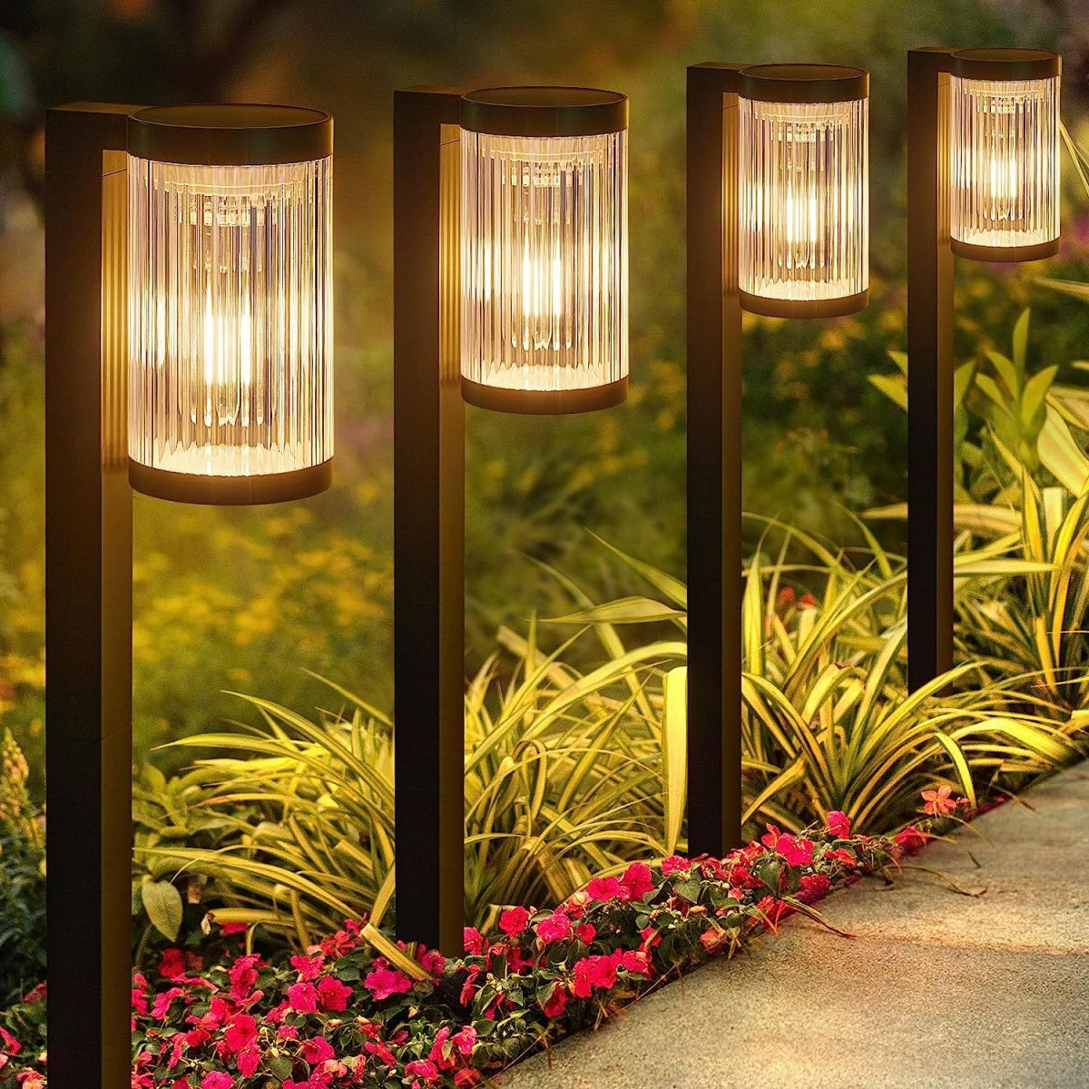 Schwarze LED-Solar-Gartenleuchte mit Erdspieß