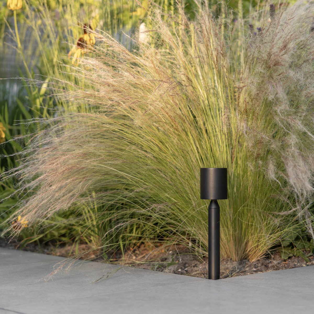 Issy Gartenlampe schwarz small bei Ziergras mit nach unten gerichtetem Licht