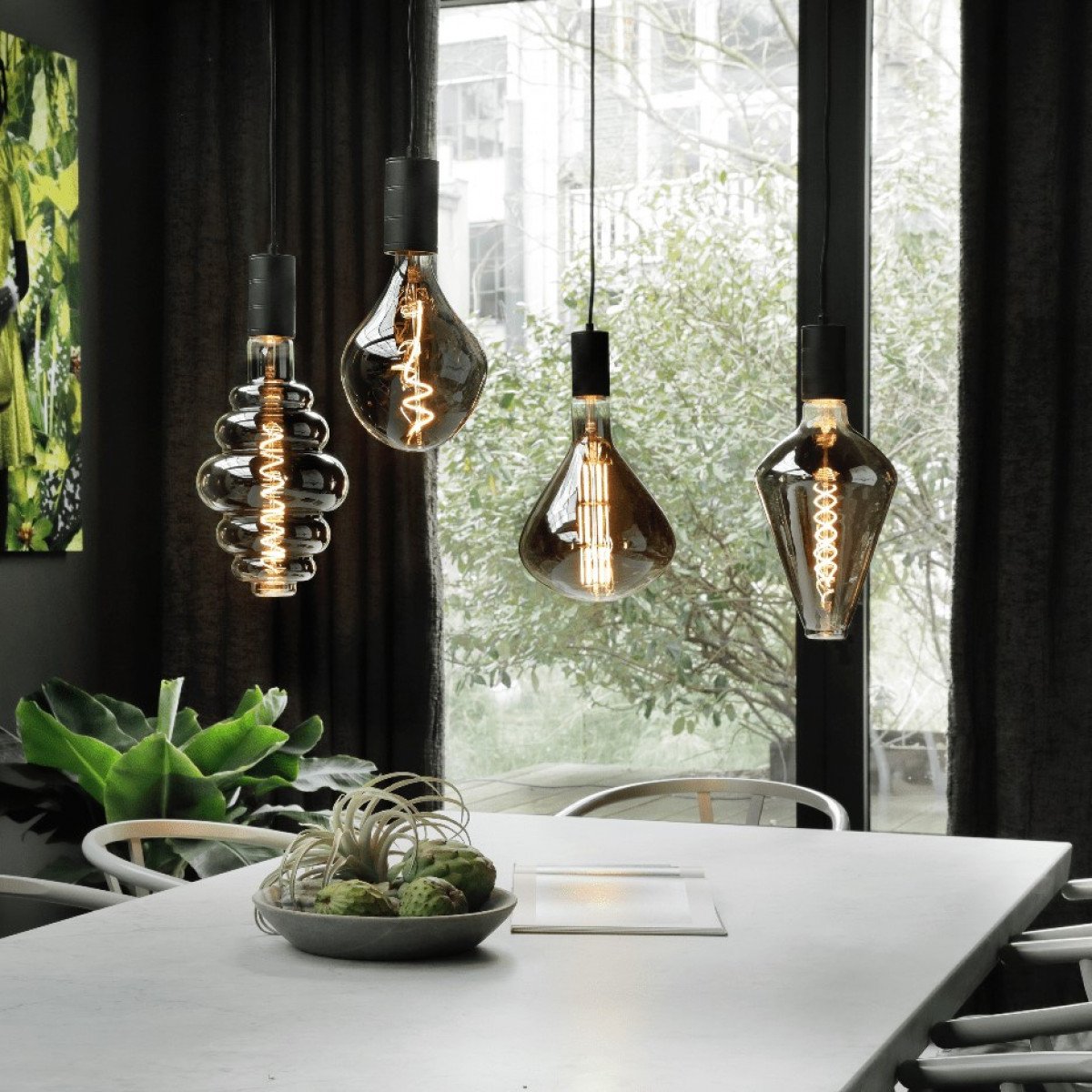 Hängeleuchte von Calex in rechteckiger Form mit fünf E27-Fassungen im Industriestil und in der Farbe Schwarz