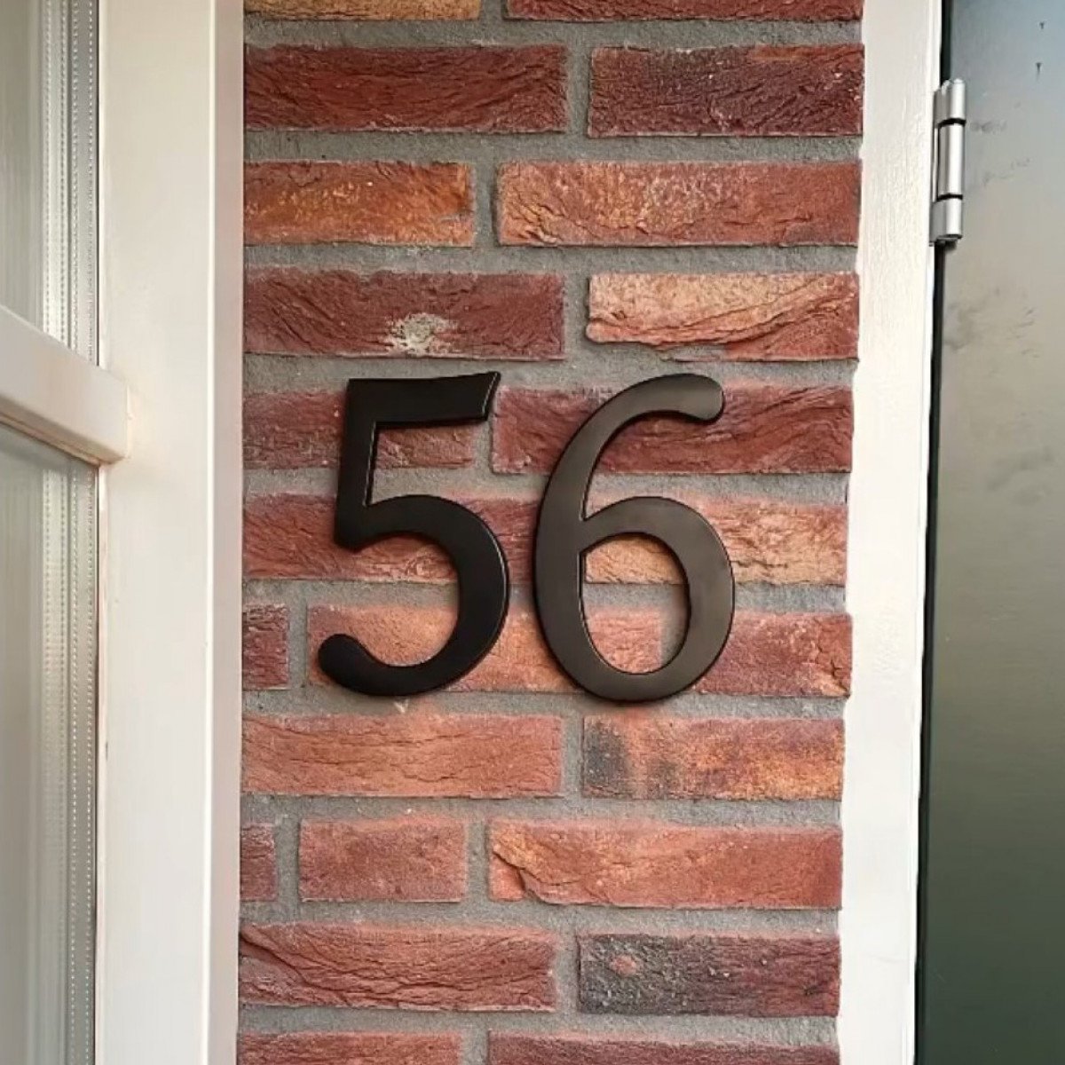 Hausnummern und Buchstaben mit Blindbefestigung an der Wand