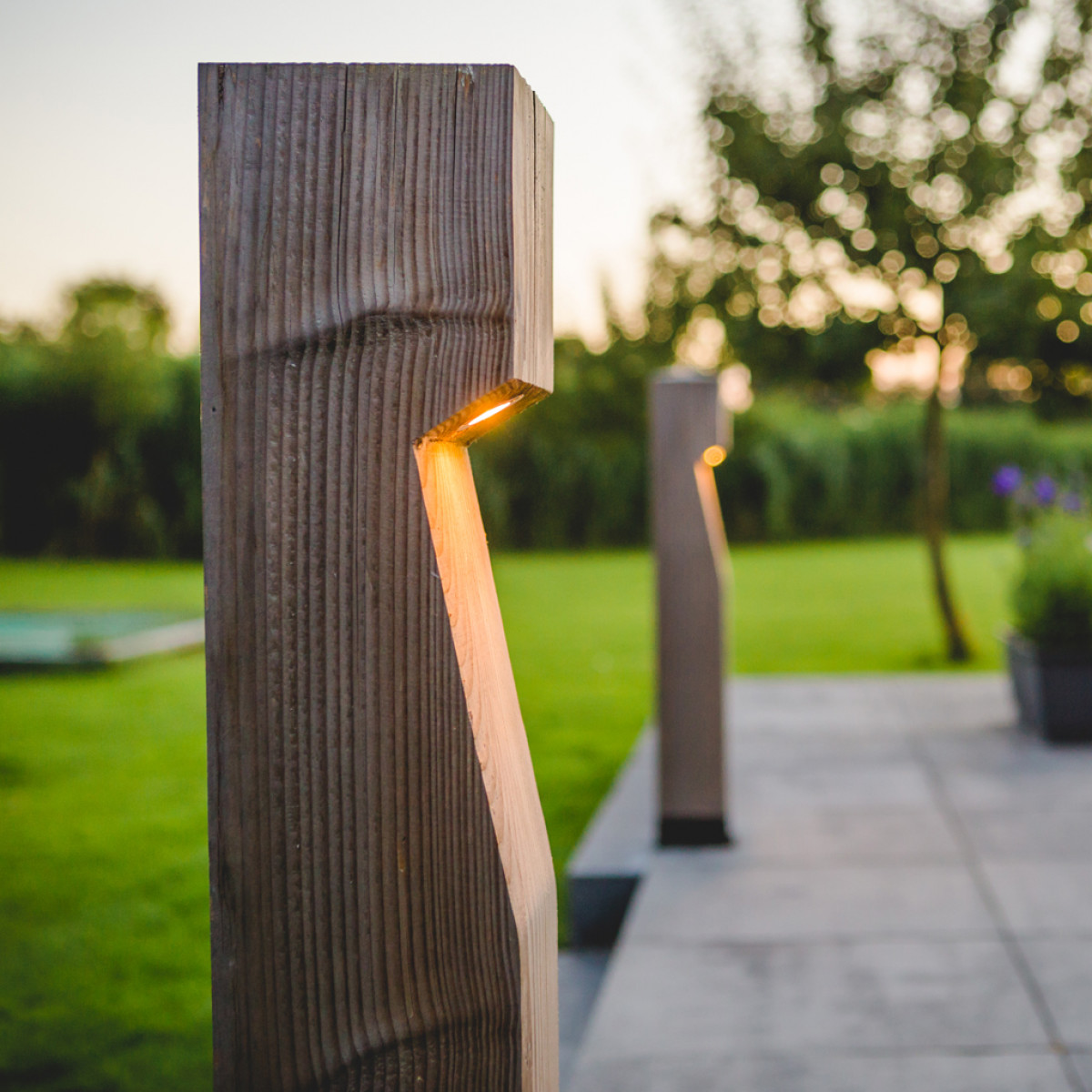 holzterrassenlampe aus eichenholz auge inklusive led lampe nachhaltige aussenbeleuchtung