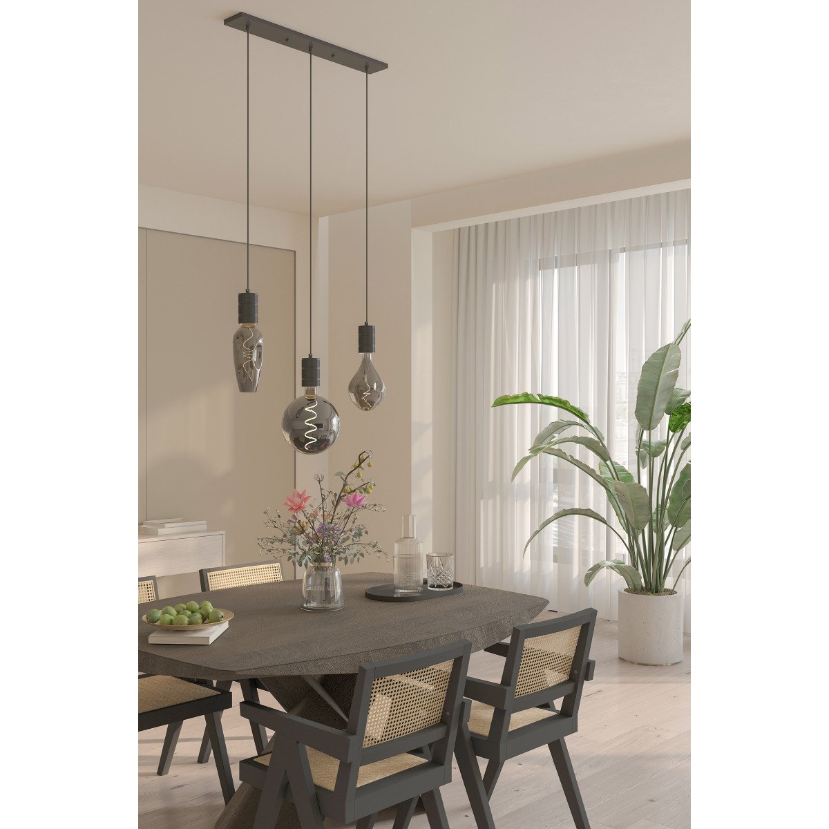 Hängeleuchte von Calex in rechteckiger Form inklusive drei E27 Fassungen im Stil Industrial und in der Farbe Schwarz.